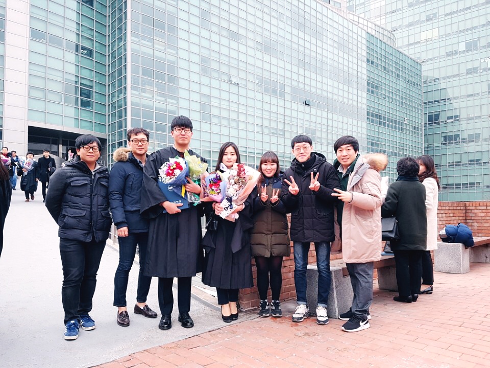 연구실졸업식사진.jpg